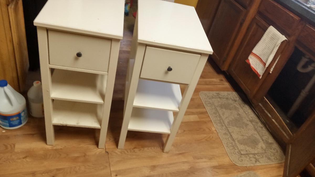 2 matching cabinets with drawers