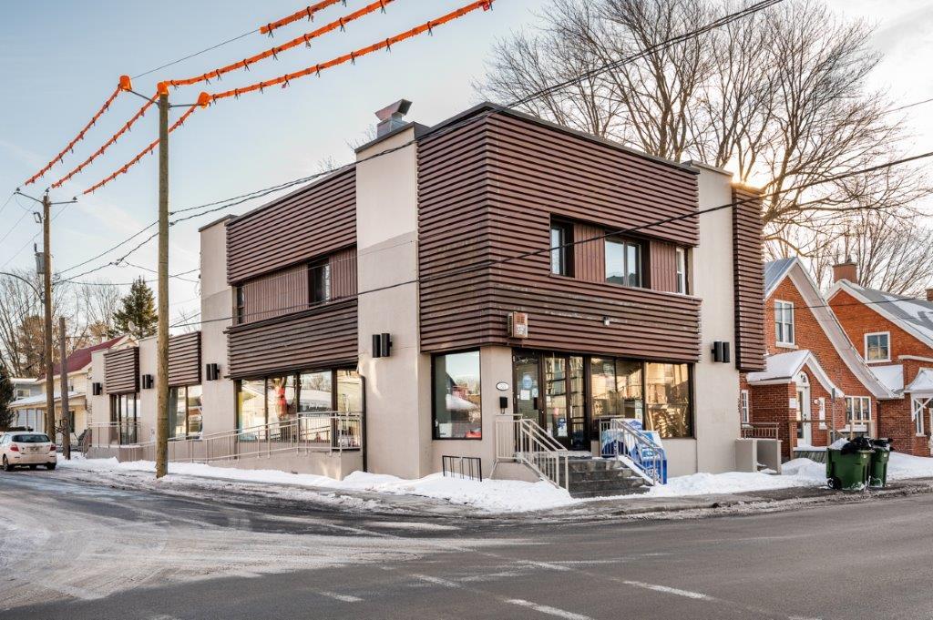 Convenience store for sale with 5 1/2 apartment